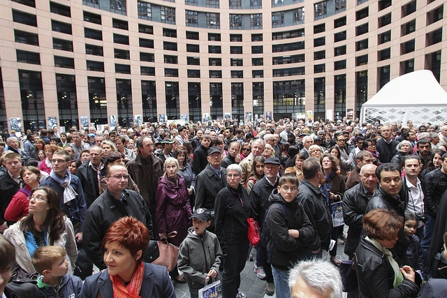 Menneskemængde besøger Parlamentet på Europadag