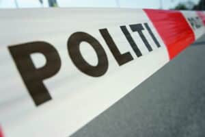 Billede af hvid og rød politiafspærringstape med ordet POLITI i sorte bogstaver