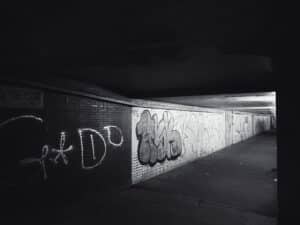 Mørk tunnel med graffiti, hvor man ikke kan se hele tunnellen