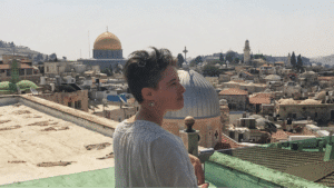 Karen Melchior står og ser udover Jerusalem med AL Aqsa masken i horisonten