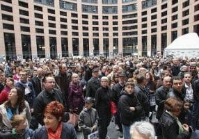 Menneskemængde Besøger Parlamentet På Europadag