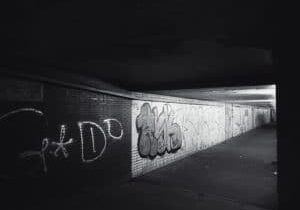 Mørk tunnel med graffiti, hvor man ikke kan se hele tunnellen